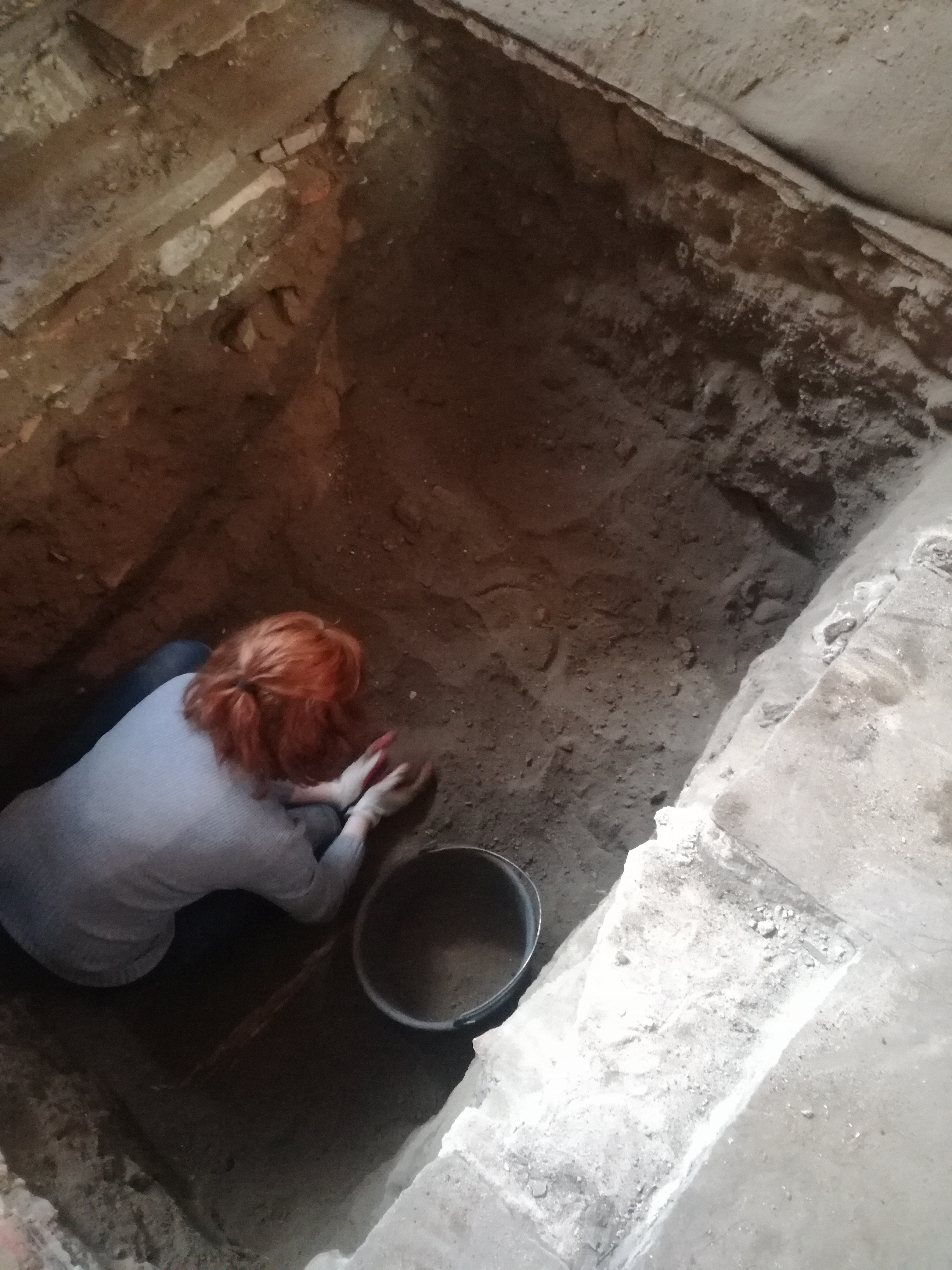Archeologia Jakubowa - badania 2020: Monika w trakcie odsłaniania pochówku w wykopie w nawie północnej